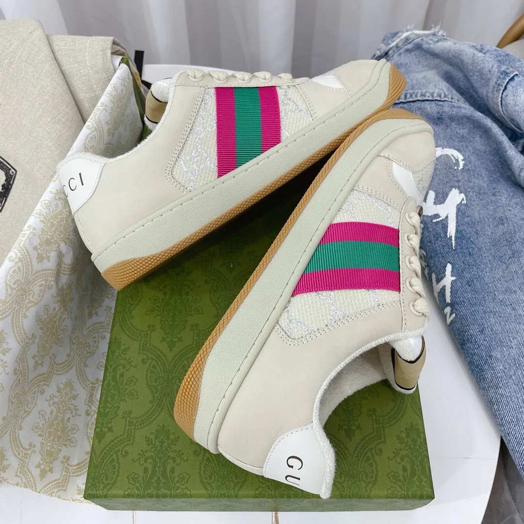 Ex-factory price: 540💰 GUCCI Gucci's newly upgraded back cover lining, top-notch old dirty shoes, classic casual sports shoes for couples, retro sneakers and old G family dirty shoes, updated at the counter simultaneously! ①The shoe upper has the same water-based edge coating process as the original version⚠️The ordinary oil edges on the market have a strong glue feel and are easy to fall off! Grade A first-layer nubuck leather (with pores)/matching computer embroidered double G cloth, high-density terry velvet lining. ② A PVC transparent small round mark sealing line is added to the details of the midsole. The mold is opened six times and the jewelry craftsmanship is used to customize the two-color double G buckle, striving to be the same as the original version. A pair of buttons is more than three times more expensive than ordinary buckles on the market. ③An old two-color washable label, the chip is placed on the outer waist of the right foot, the entire shoe is completely hollowed out with rubber technology, TUP material (rubber to distinguish the market) with the latest green packaging from the counter, 3D printed handbag, and a pair of shoelaces. There is no pressure when entering and exiting the counter. You can buy a 1:1 accurate replica of the original version and modify and upgrade it repeatedly. The details are perfectly restored, the materials are all customized, and they are truly top-notch. Please look at the details clearly to identify the quality. Upper: First-layer frosted cowhide/embroidered double G cloth. Lining: original high-density velvet lining. Foot pads: original pearlescent sheepskin. Outsole: private molded vacuum TPU material. Packaging: original top-grade full set packaging at the counter. Shoe size: women's size 35-40, men's size 39-44 (men's size 38, 45🉑️customized, non-returnable)